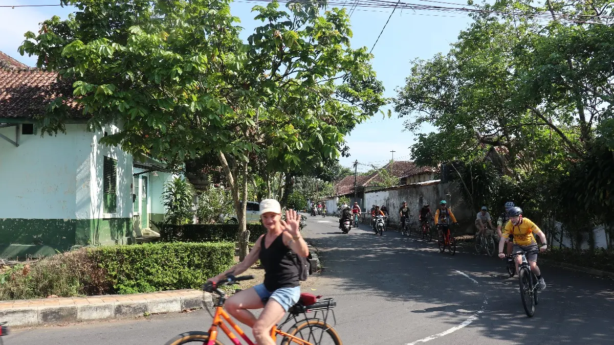 Para pesepeda dari mancanegara menikmati suasana di Kota Magelang.