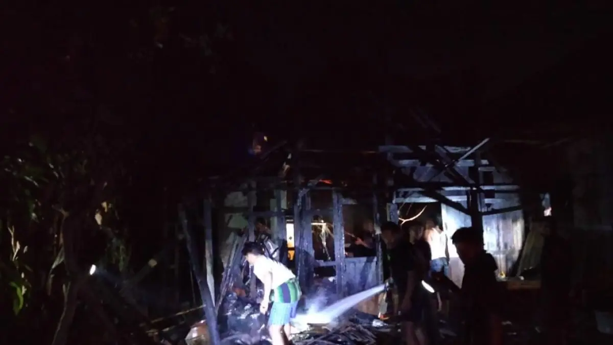 Merebus Tulang Sapi dengan Tungku Kayu, Rumah di Panggang Dilalap Si Jago Merah