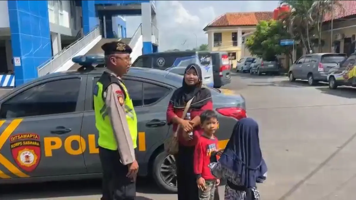 Personel Sat Samapta Polres Kebumen mengajak anak yang sedang berulang tahun ikut berpatroli keliling Kota Kebumen. (Dokumentasi Polres Kebumen)