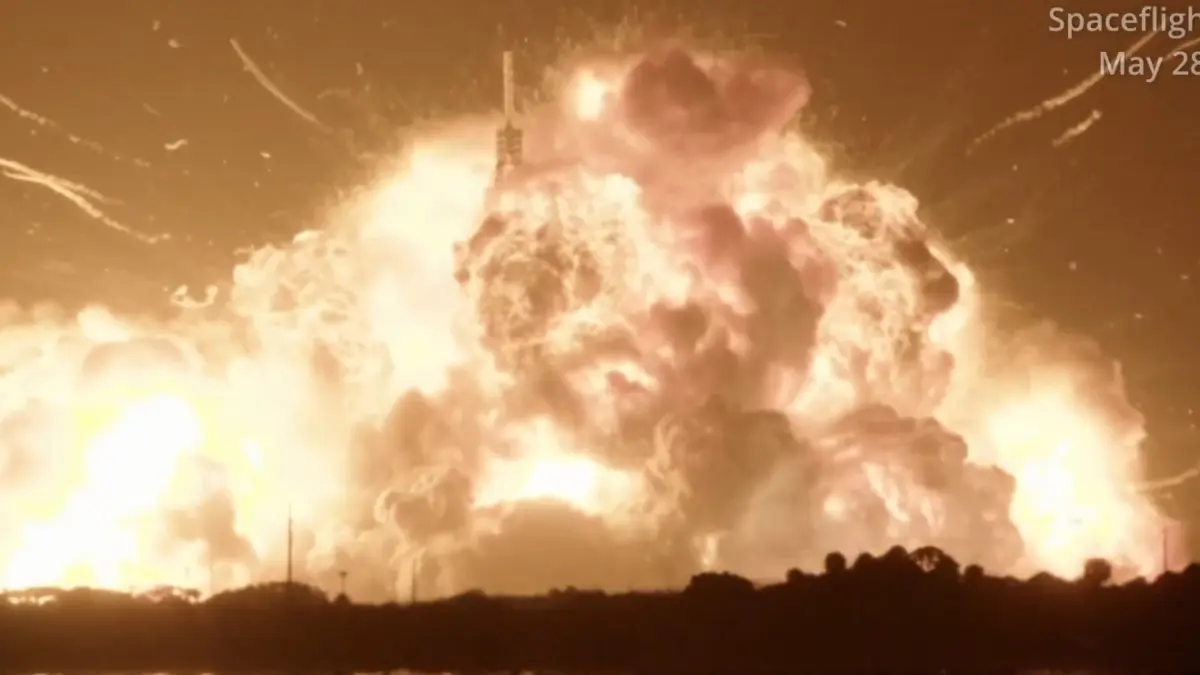  Roket raksasa New Glenn milik Blue Origin milik Jeff Bezos meledak hebat saat menjalani uji static fire di Launch Complex 36, Cape Canaveral Space Force Station, Florida, pada Rabu malam, 28 Mei 2026. 