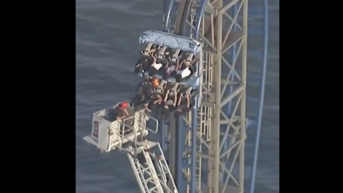 Roller coaster Iron Shark yang dikenal sebagai wahana tertinggi di pier tersebut mengalami malfunction.