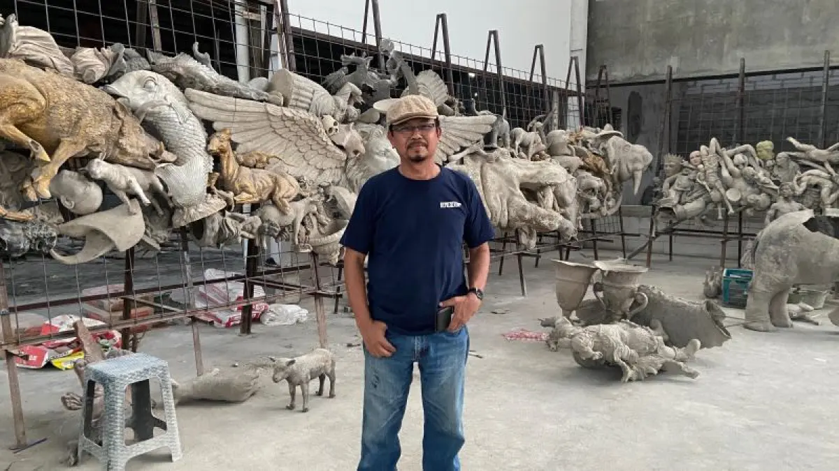 TEKUN: Dunadi memperlihatkan karyanya yang berada di Studio Satiaji Sculpture & Artwork, Jalan Krapyak Kulon, Panggungharjo, Sewon Jumat (29/5). (Cintia Yuliani/Radar Jogja)