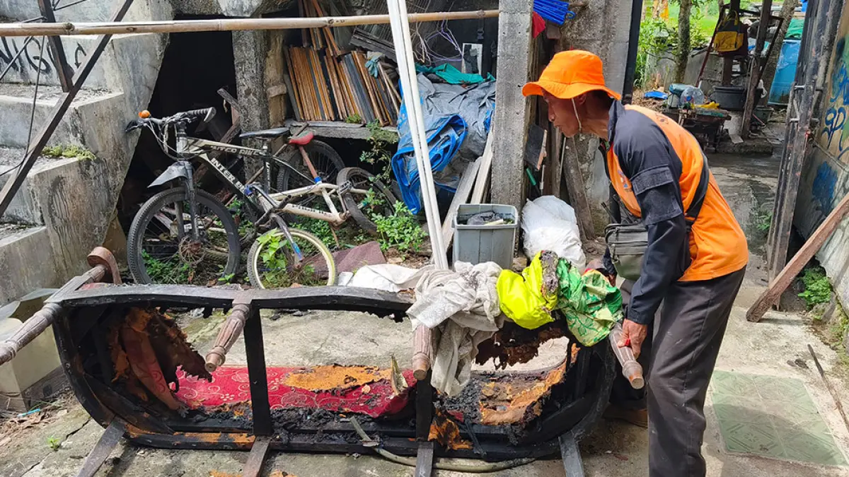 SULIT DIPREDIKSI: Rumah keluarga Agus Yani setelah sekitar seminggu terakhir terus bermunculan api yang membakar berbagai barang dan perabot rumah tangga. Fahmi Fahriza/Radar Jogja
