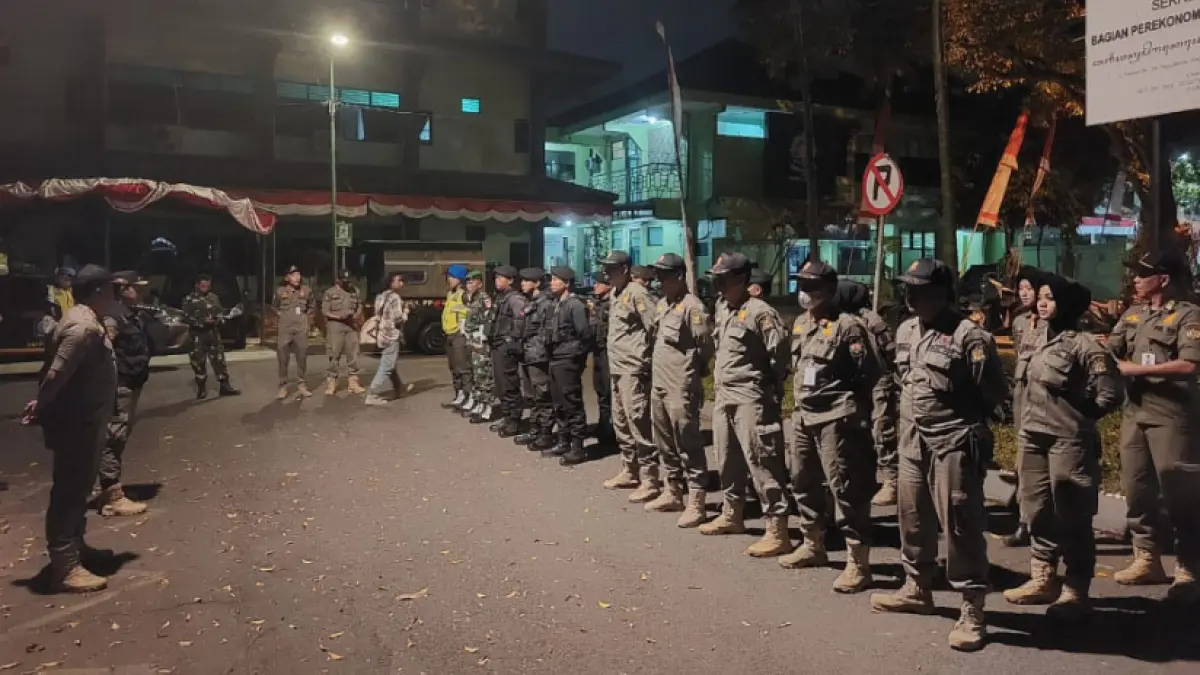 CEGAH KEJAHATAN JALANAN: Petugas gabungan dari Sat Samapta Polresta Yogyakarta, Kodim, dan Satpol PP Kota Yogyakarta melaksanakan Patroli dengan sasaran anak anak yang masih berkeliaran pada malam hari di wilayah kota Yogyakarta beberapa waktu lalu (foto jogja.polri.go.id)