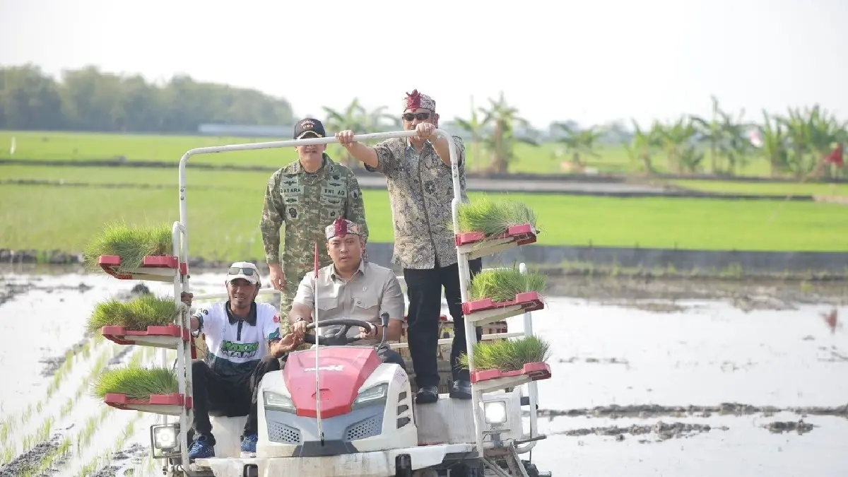 ALSINTAN: Wamentan Sudaryono mencoba mengendarai rice transplanter saat meninjau pelaksanaan gerakan tanam di Desa Kebalankulon, Kecamatan Sekaran, Kabupaten Lamongan, Sabtu (30/5/2026). (ISTIMEWA)
