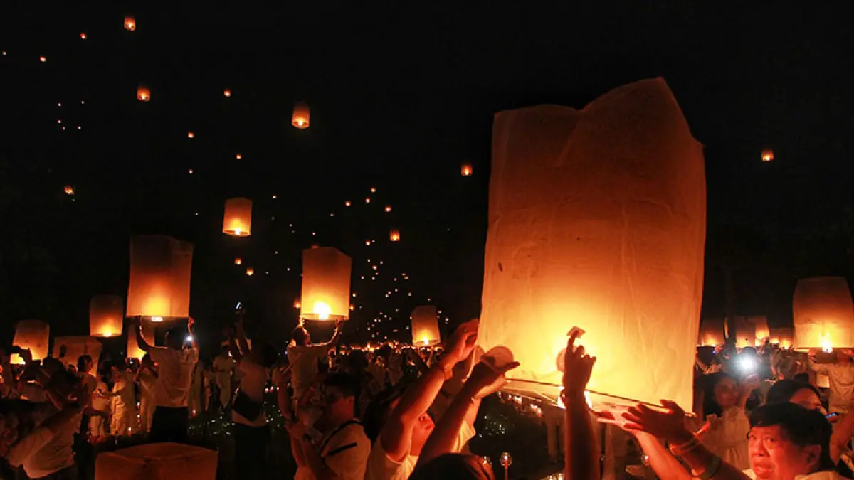 DAYA TARIK: Ribuan peserta antusias mengikuti pelepasan lampion di area Marga Utama, kompleks Candi Borobudur, Minggu malam (31/5/2026). (Foto: Guntur Aga Tirtana/Radar Jogja)
