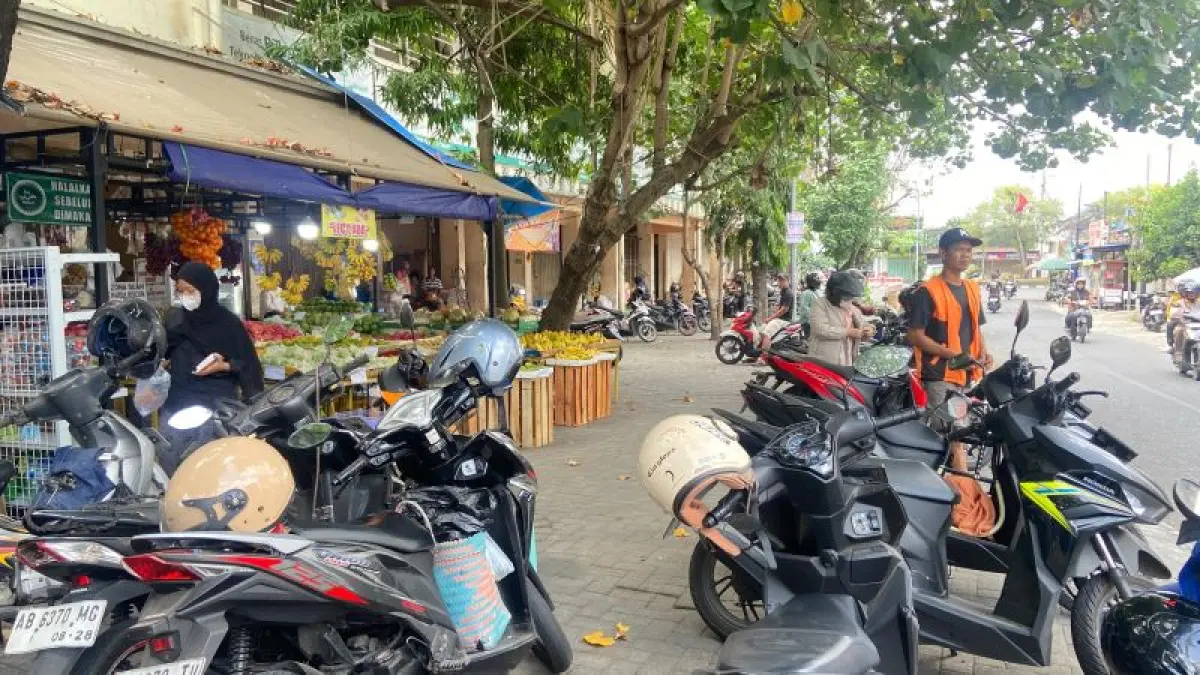 DIGITALISASI: Kendaraan terparkir di Pasar Bantul Minggu (31/5). Pembayaran parkir sudah menerapkan nontunai. (Cintia Yuliani/Radar Jogja)
