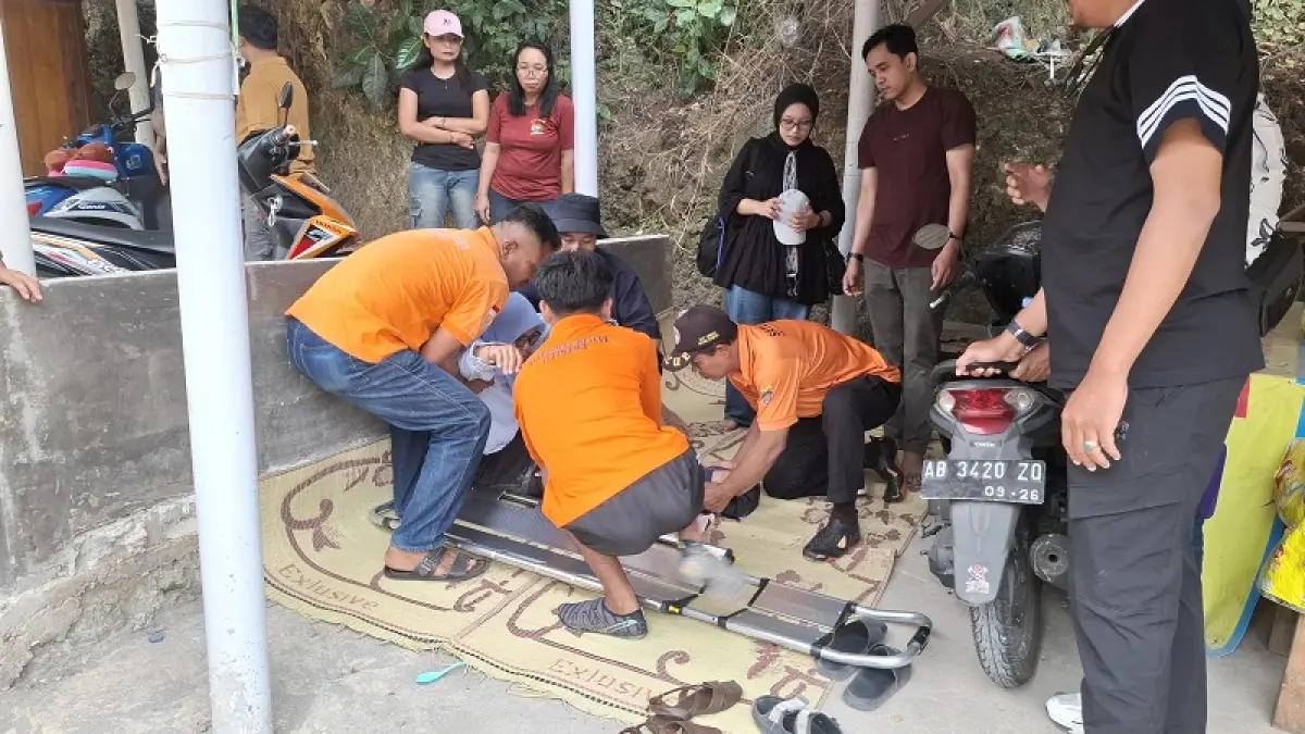 Dokumentasi/SRI Wilayah II Baron: Petugas Satlinmas Rescue Istimewa Wilayah II Baron sedang memberikan pertolongan pertama pada wisatawan yang mengalami cedera di Pantai Drini.