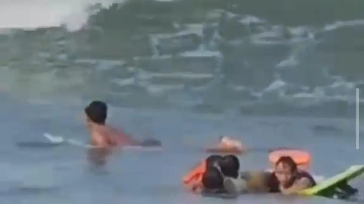 EVAKUASI: Petugas sedang mengevakuasi Dua korban yang tenggelam di Pantai Parangtritis Minggu (31/5)&nbsp;- Dokumentasi Satgas Linmas Jogo Segoro Pantai Parangtritis hingga Depok