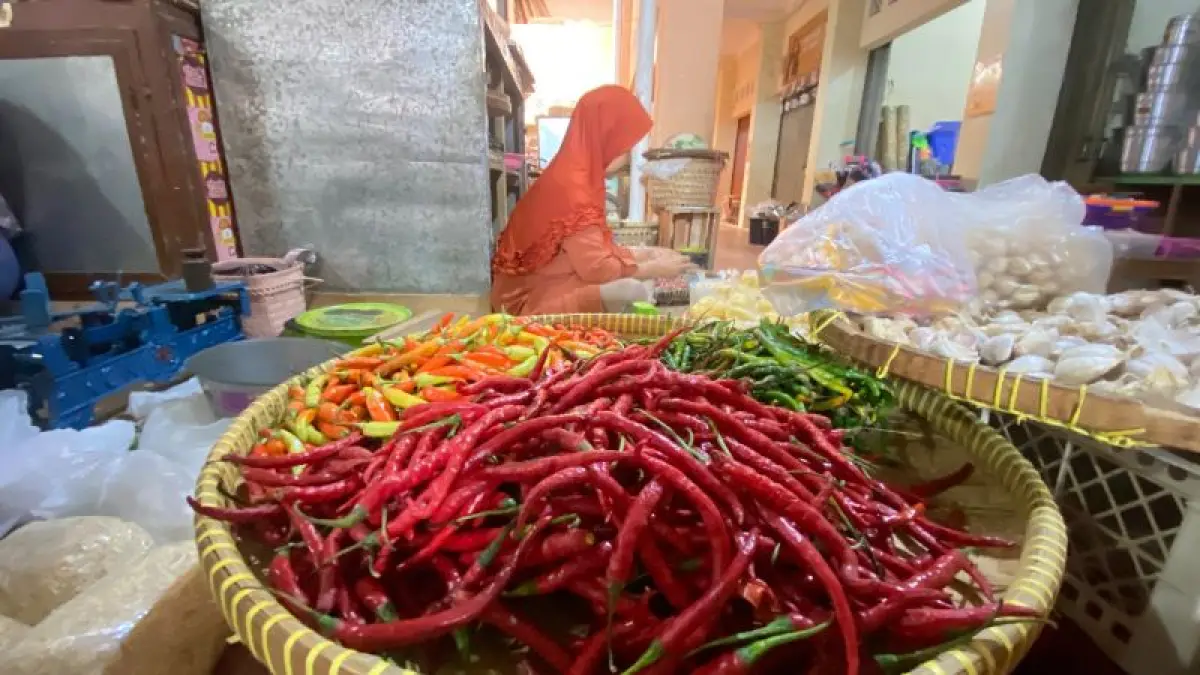 Jumini, pedagang di Pasar Bantul sedang menunggu pembeli membeli dagangannya Minggu (31/5).&nbsp;(Cintia Yuliani/Radar Jogja)