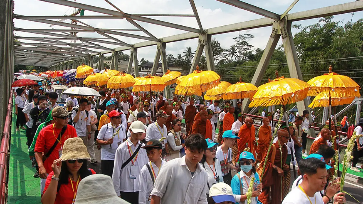 KHIDMAT: Kirab Waisak dari Candi Mendut menuju Candi Borobudur diikuti puluhan ribu umat Buddha, Minggu (31/5). Guntur Aga Tirtana/Radar Jogja
