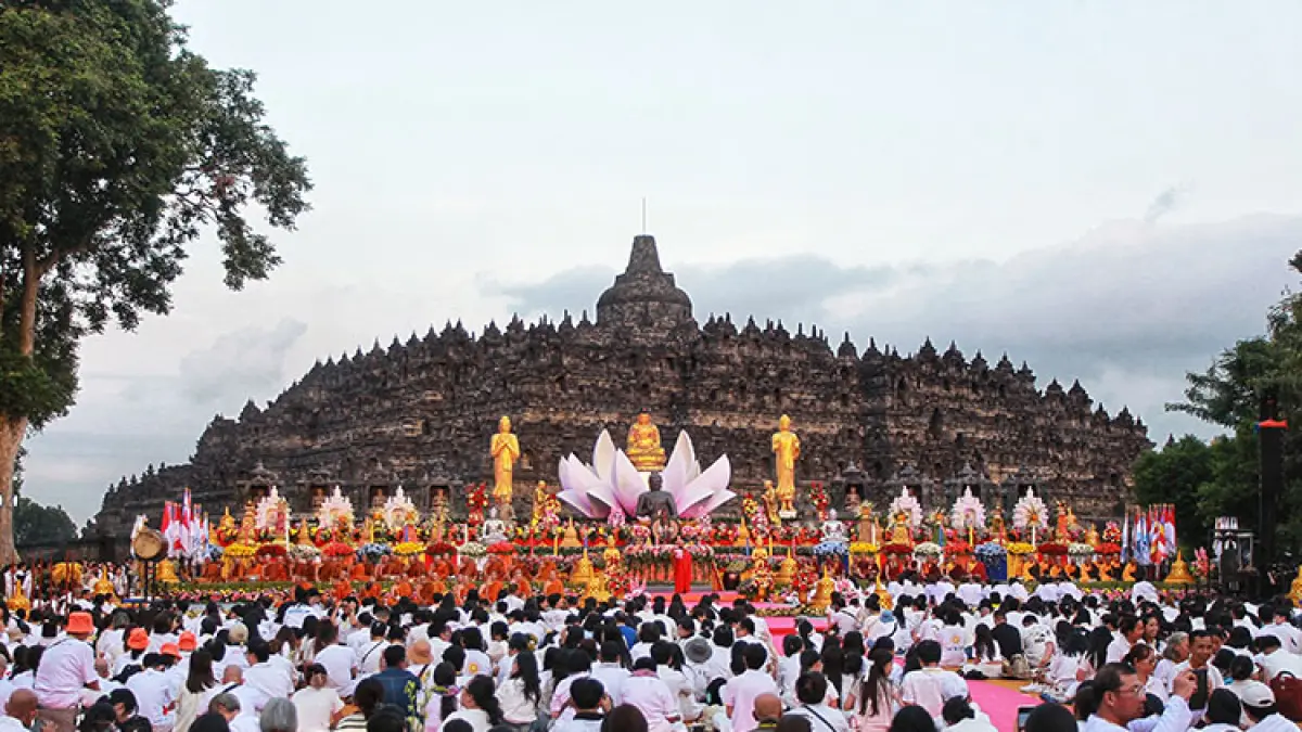 KHIDMAT: Umat Buddha tumpah ruah di zona I Lapangan Kenari kompleks Candi Borobudur untuk mengikuti detik-detik Waisak, Minggu (31/5). (Guntur Aga Tirtana/Radar Jogja)