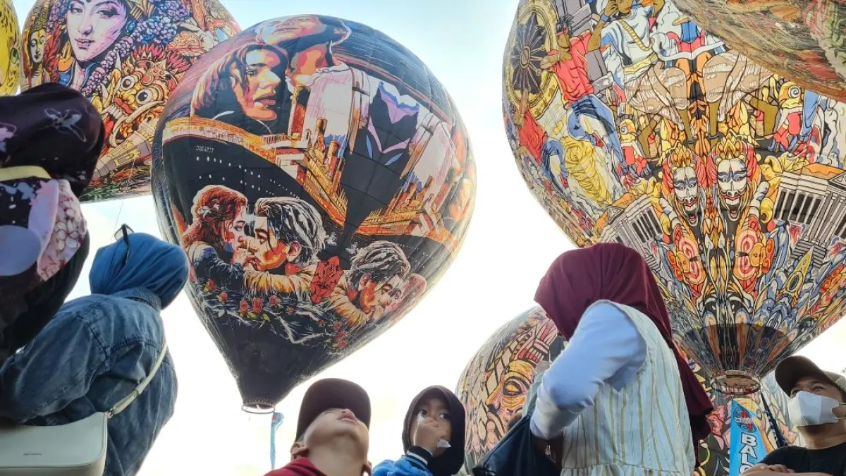 MENARIK: Warga berdondong-bondong memadati kawasan Candi Ngawen untuk menyaksikan balon udara, Minggu (31/5/2026). (NAILA NIHAYAH/RADAR JOGJA)&nbsp;