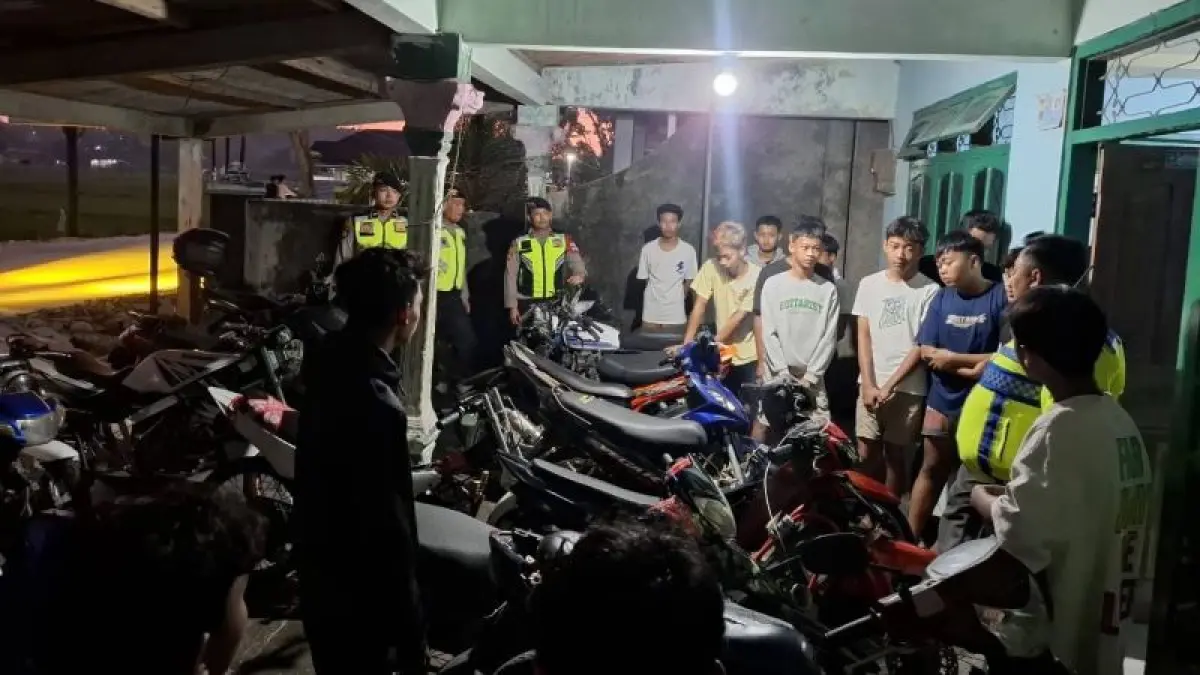PENINDAKAN: Tim patroli dari Sat Samapta Polres Kebumen mengamankan sejumlah remaja beserta sepeda motor yang digunakan untuk aksi balap liar di Jalan Cincin Kota. (Dokumentasi Polres Kebumen)