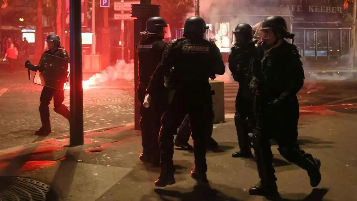 Polisi Paris coba menenangkan kerusuhan di Paris setelah PSG meraih gelar juara Liga Champions untuk kedua kalinya secara berturut-turut. (AP Photo/Thomas Padilla)