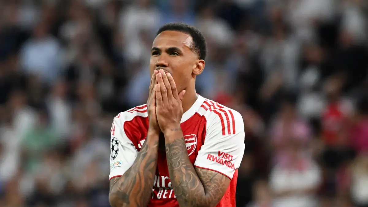 Raut kekecewaan pemain Arsenal, Gabriel Magalhaes setelah gagal mengeksekusi penalti dalam kekalahan tim di final Liga Champions melawan PSG. (getty images)
