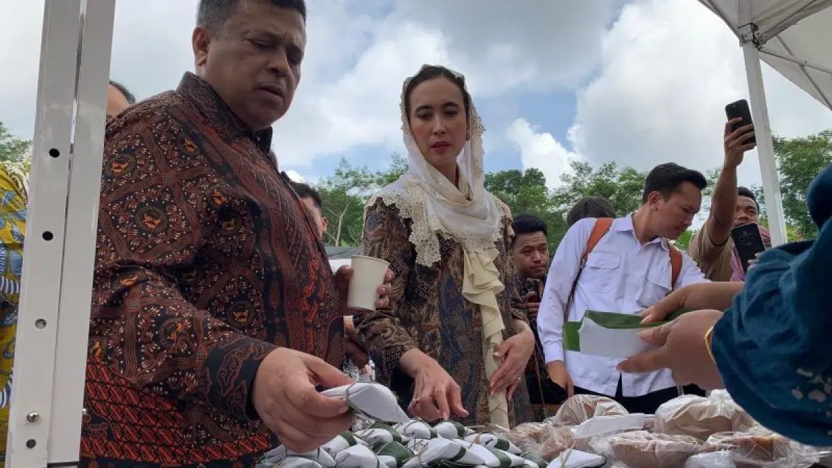 TANYA JAWAB: Kepala BPJPH dan Menpar RI melihat produk yang telah menerima sertifikasi halal di Rest Area Kembang Tebu, Jatimulyo, Girimulyo Minggu (31/5). (ANOM BAGASKORO/RADAR JOGJA)