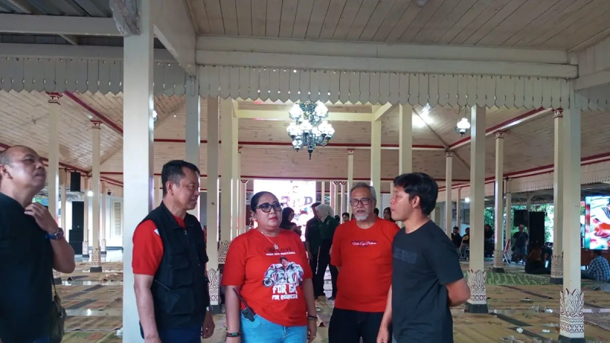 Yusuf Bastiar/Radar Jogja: Bupati Gunungkidul Endah Subekti Kuntariningsih bersama ayah Veda, Sudarmono sedang memberikan keterangan kepada wartawan.