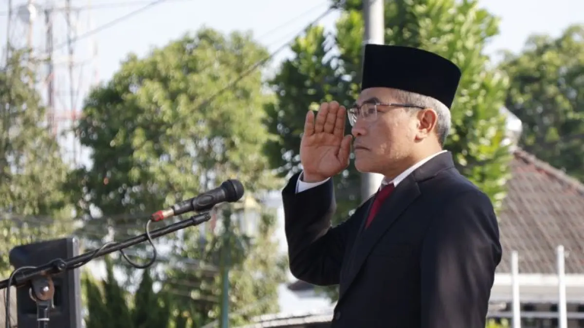 Abdul Halim Muslih saat memimpun upacara memperingati Hari Lahir Pancasila di Lapangan Trirenggo Senin (1/6). (Dokumentasi Pemkab Bantul)