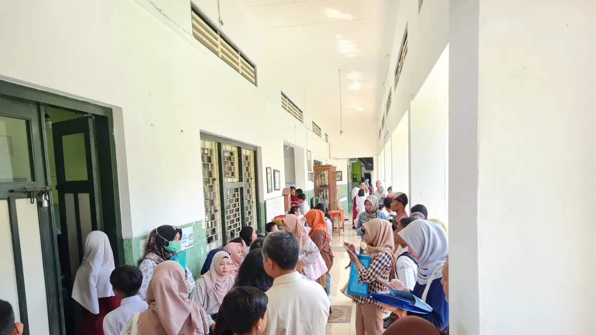Banyak orang tua yang mengantarkan anaknya untuk mendaftar di SMPN 1 Magelang.