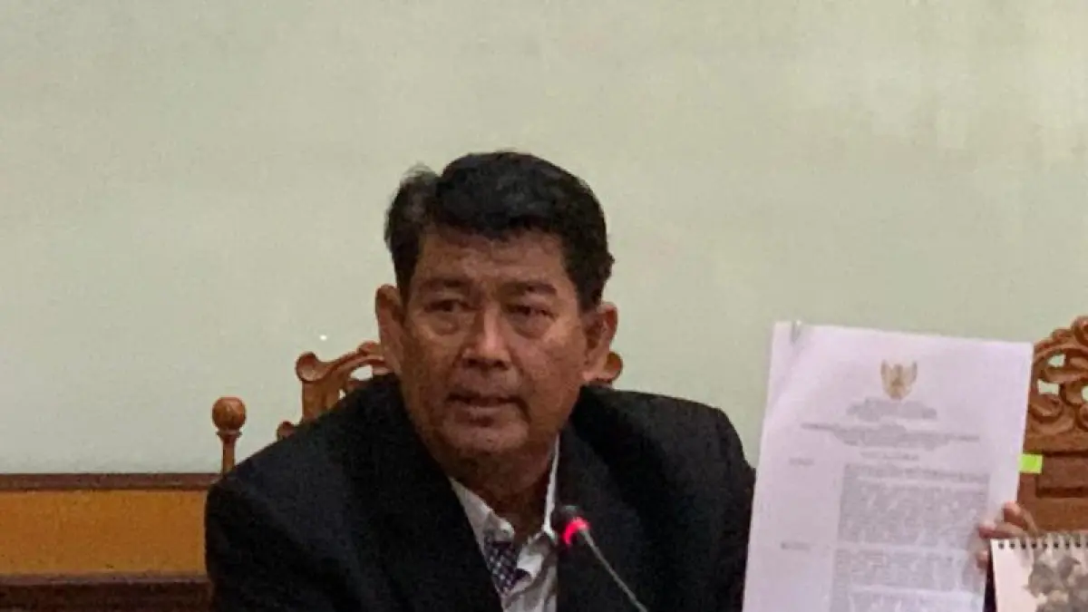 BUKA-BUKAAN: Bupati Kulon Progo menunjukkan draft surat penonaktifan Lurah Garongan. (ANOM BAGASKORO/RADAR JOGJA)