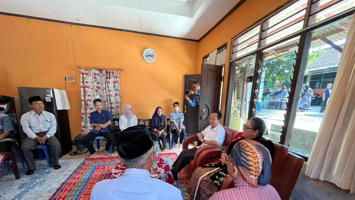 Bupati Gunungkidul Endah Subekti Kuntariningsih bersama pihak BPJS Ketenagakerjaan menyerahkan santunan pemenuhan hak pekerja bagi anggota Damkarmat Gunungkidul yang meninggal dunia usai bertugas pada Senin siang (1/6).