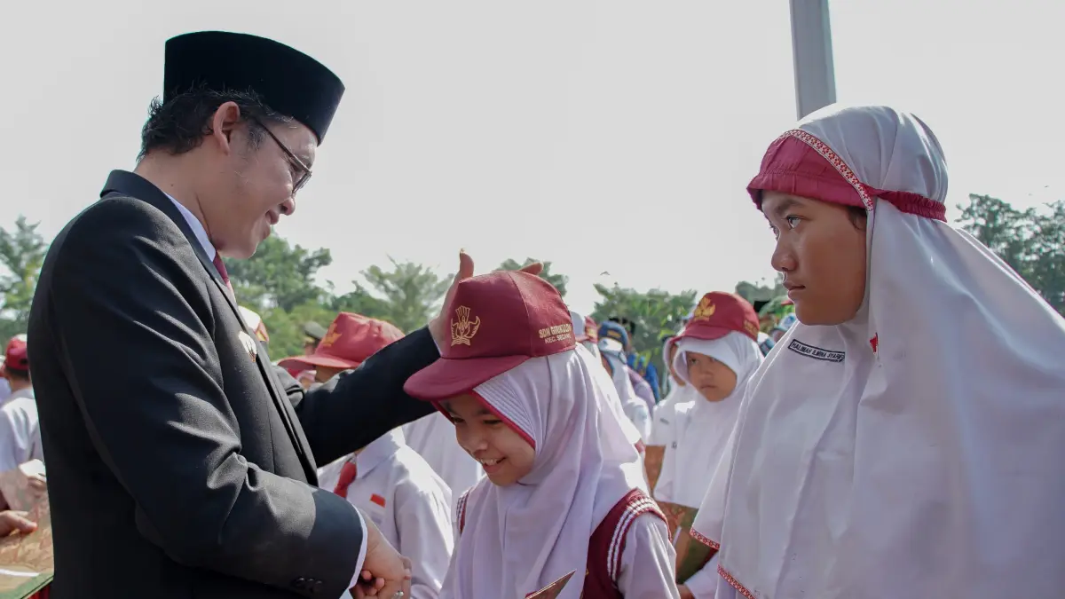 Bupati Magelang saat memberikan penghargaan pada momentum Hari Lahir Pancasila, Senin (1/6).