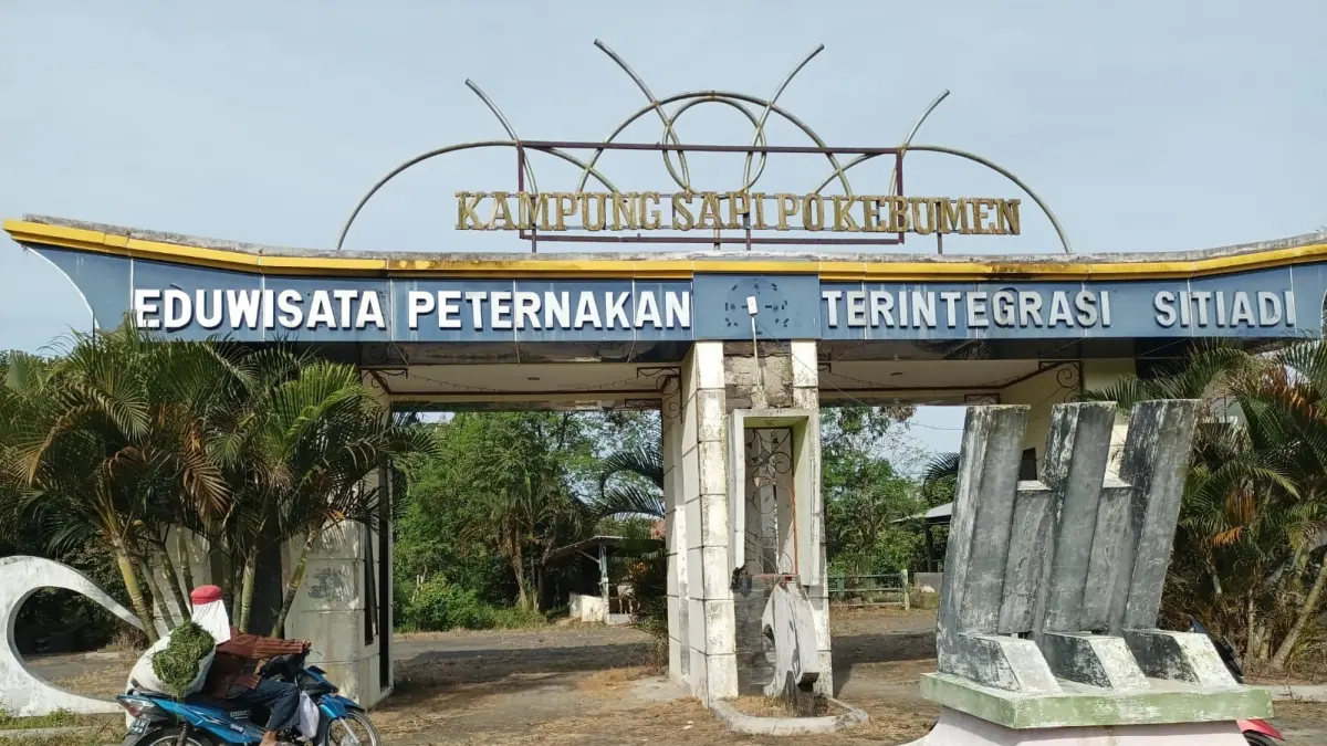 Kondisi Kampung Sapi PO di Desa Sitiadi, Kecamatan Puring tampak tak terurus. Sejumlah bangunan terlihat kotor, bahkan sebagian mengalami kerusakan. (M Hafied/Radar Jogja)