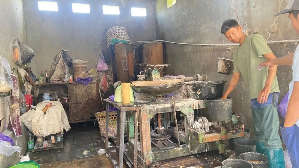 LESU: Jasa penggilingan daging yang berada di Pasar Bantul tak banyak menerima perminitaan giling daging kurban Senin (1/6).&nbsp;(Cintia Yuliani/Radar Jogja)
