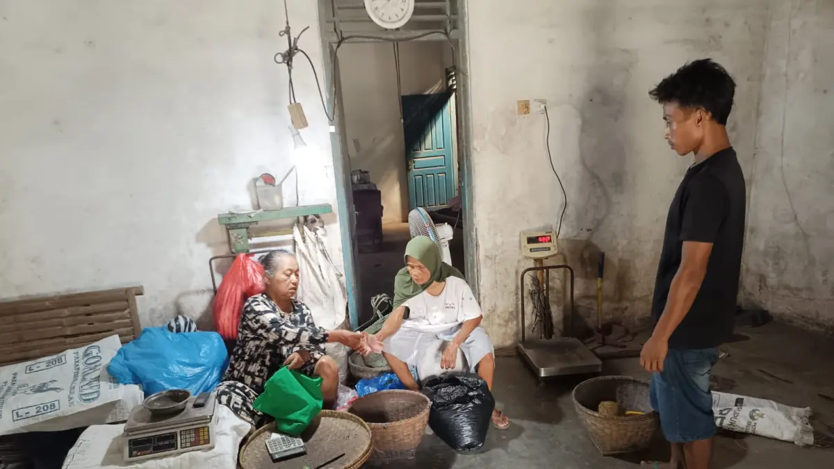 Maryam, 69, bakul melinjo asal Desa Weton Kulon, Kecamatan Puring mulai beraktivitas seperti biasa setelah dirinya menjadi korban perampokan dengan kerugian mencapai Rp 233 juta. (M Hafied/Radar Jogja)