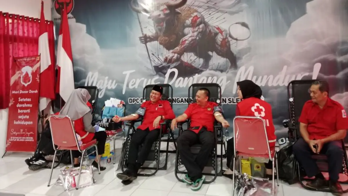 PEDULI SESAMA: Jajaran Dewan Pimpinan Cabang (DPC) PDI Perjuangan Sleman melakukan donor darah Senin (1/6). (Delima Purnamasari/Radar Jogja)