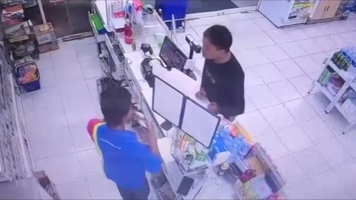 Pelaku mengenakan kaos polisi dan mengaku sebagai anggota Resmob berhasil mengelabui penjaga toko.