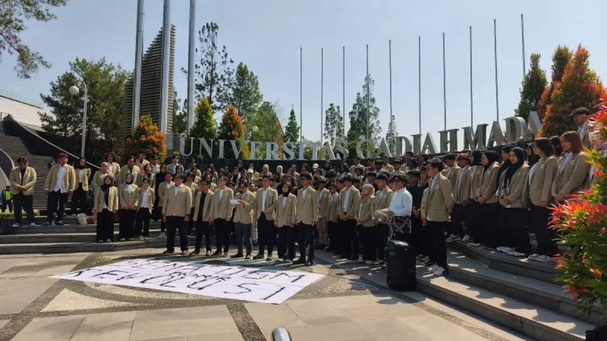SIMBOLIS: Sesi deklarasi perubahan bentuk dari Badan Eksekutif Mahasiswa (BEM) UGM menjadi Serikat Mahasiswa (Sema) UGM Senin (1/6).&nbsp;(Fahmi Fahriza/Radar Jogja)
