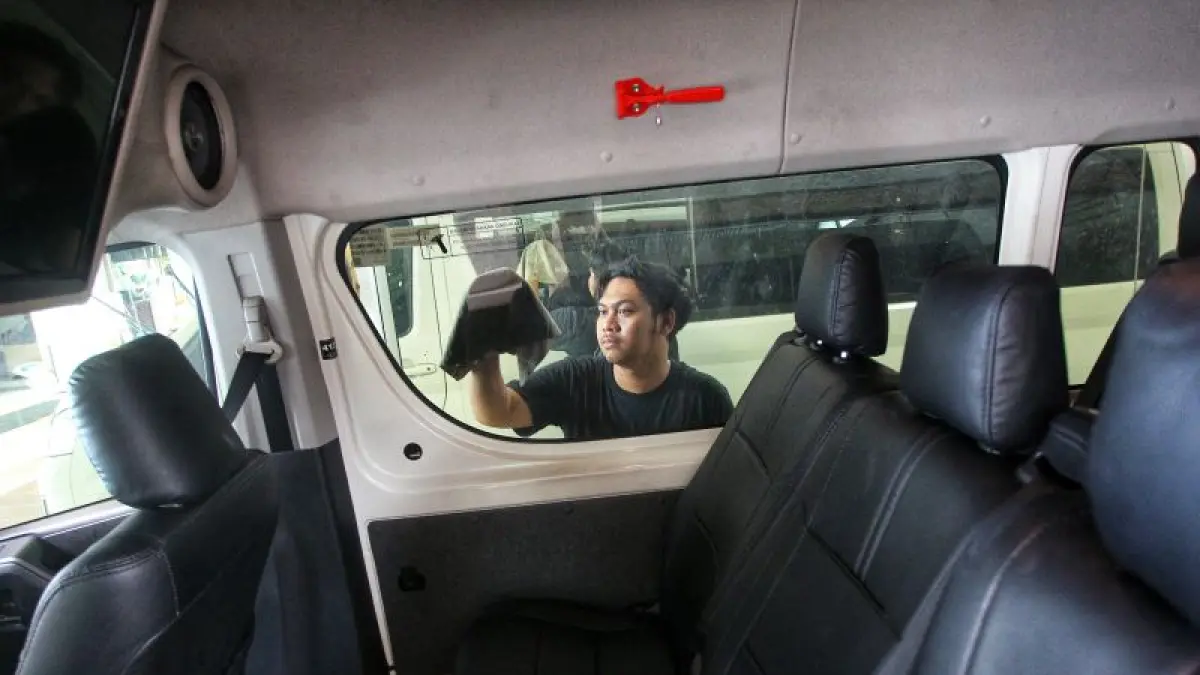 TERDAMPAK: Pelaku usaha transportasi tetap beroperasi meski kehilangan 60 persen pelanggan dari sektor pemerintahan imbas efisiensi anggaran. (Guntur Aga Tirtana/Radar Jogja)