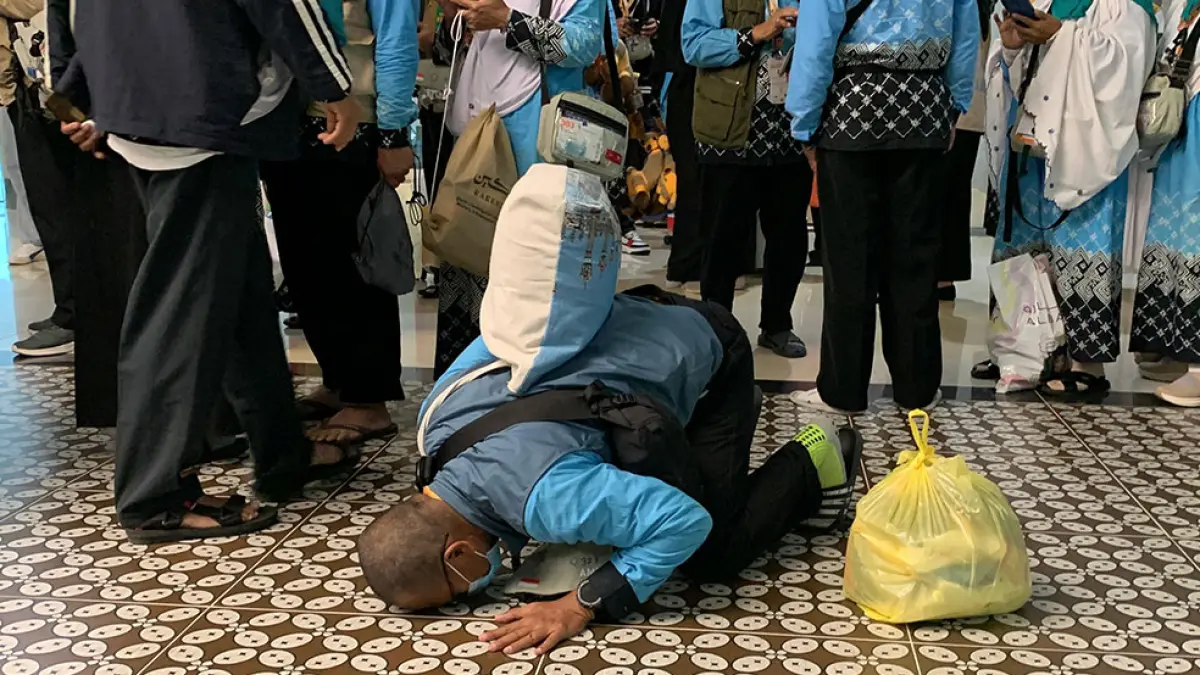 ALHAMDULILLAH: Zuhdi Malik mengungkapkan rasa syukurnya setelah mendarat di Debarkasi Yogyakarta International Airport, Selasa (2/6). ANOM BAGASKORO/RADAR JOGJA

