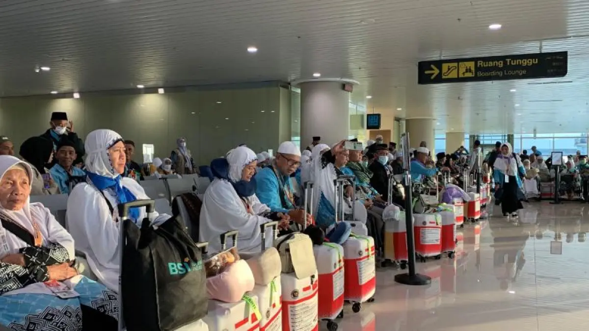 BERKUMPUL: Setiba di YIA, jamaah haji kloter 1 menunggu untuk mendapat pemeriksaan kesehatan. (ANOM BAGASKORO/RADAR JOGJA)
