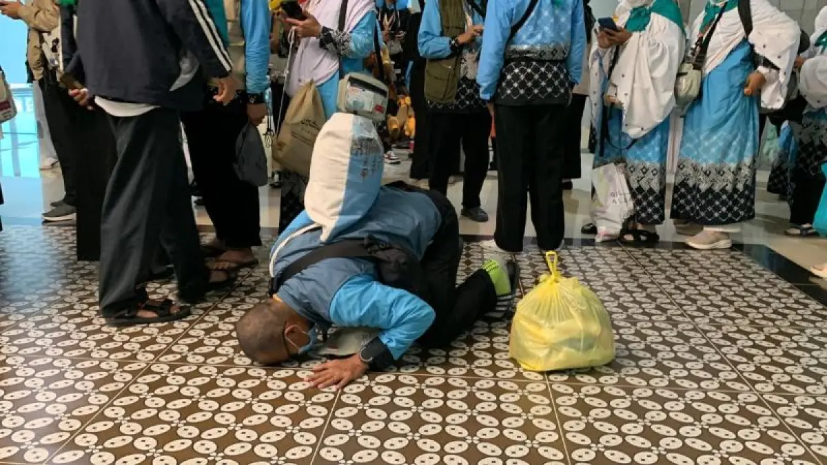 BERSYUKUR: Malik mengungkapkan rasa syukurnya setelah mendarat di Yogyakarta International Airport. (ANOM BAGASKORO/RADAR JOGJA)