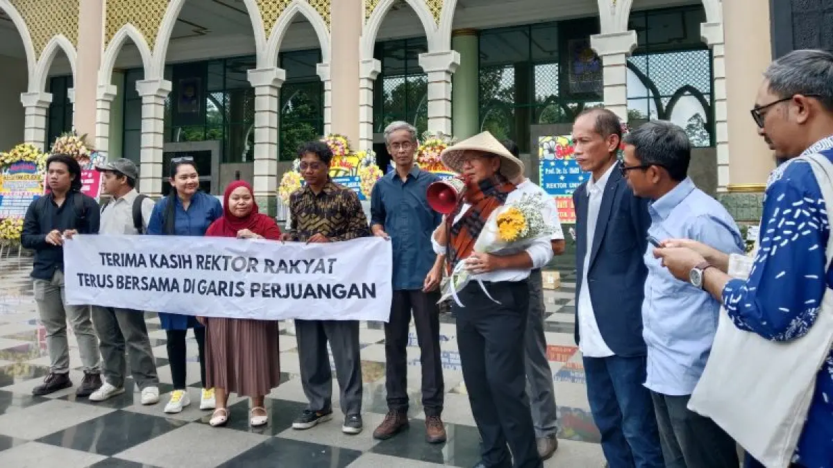 JABATAN BARU: Prosesi pelantikan Rektor UII Hari Purnomo dan Fathul Wahid sebagai rektor rakyat Selasa (2/6).&nbsp;(Delima Purnamasari/Radar Jogja)