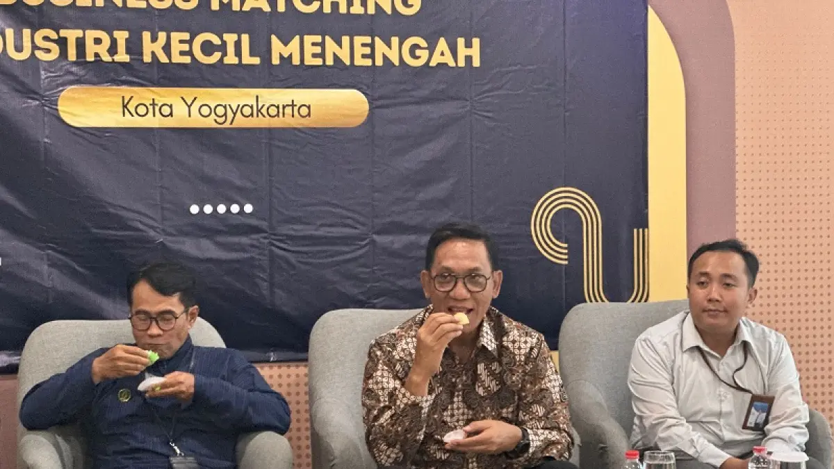 NIKMAT: Wakil Wali Kota Jogja Wawan Harmawan saat mencicipi jajanan pasar dalam kegiatan Business Matching Sentra Industri Snack dan Jajanan Pasar beberapa waktu lalu. DOKUMENTASI HUMAS PEMKOT JOGJA&nbsp;