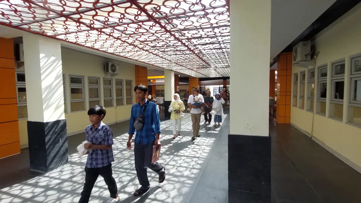 Orangtua dan siswa mengambil rapot di SDN Percobaan 4 pada tahun ajaran 2025/2026.
