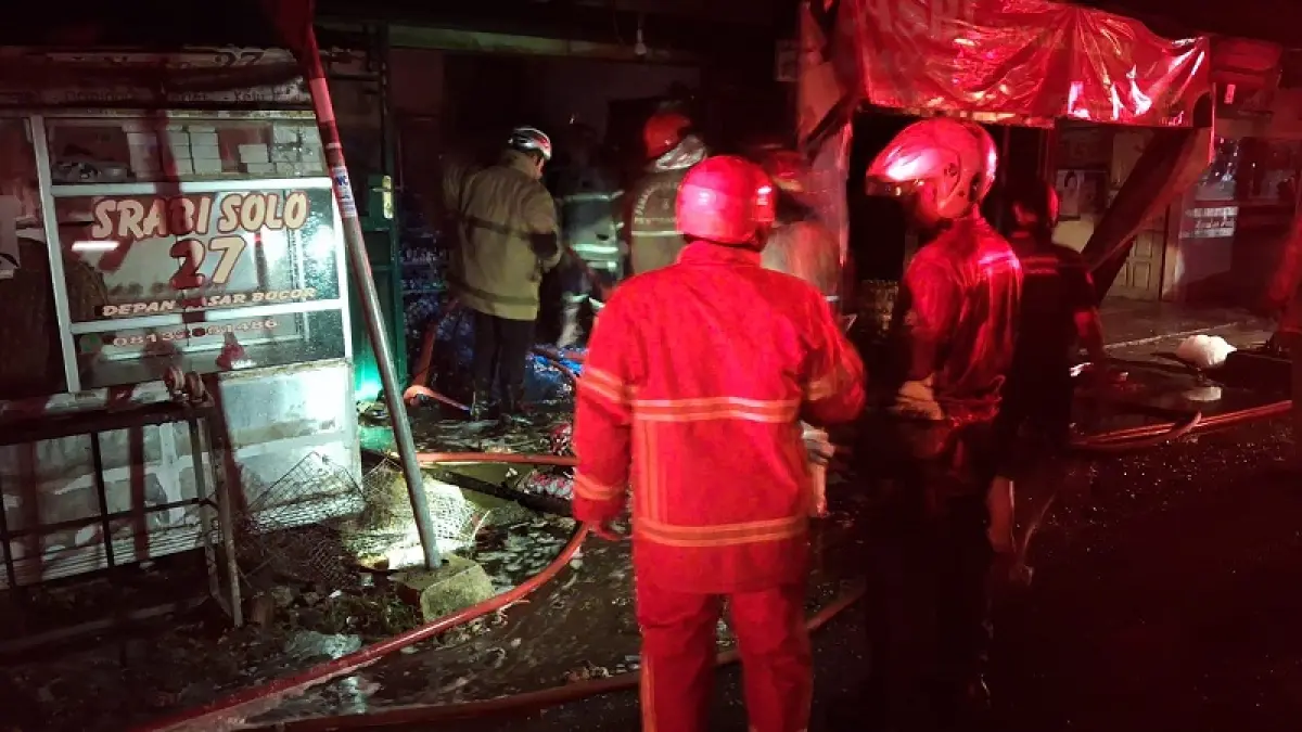 PEMADAMAN API : Petugas pemadam kebakaran berjibaku memadamkan kobaran api yang menghanguskan dua ruko yang berada di depan Pasar Bocor, Kecamatan Buluspesantren. (Dokumentasi Damkar Satpol PP Kebumen)