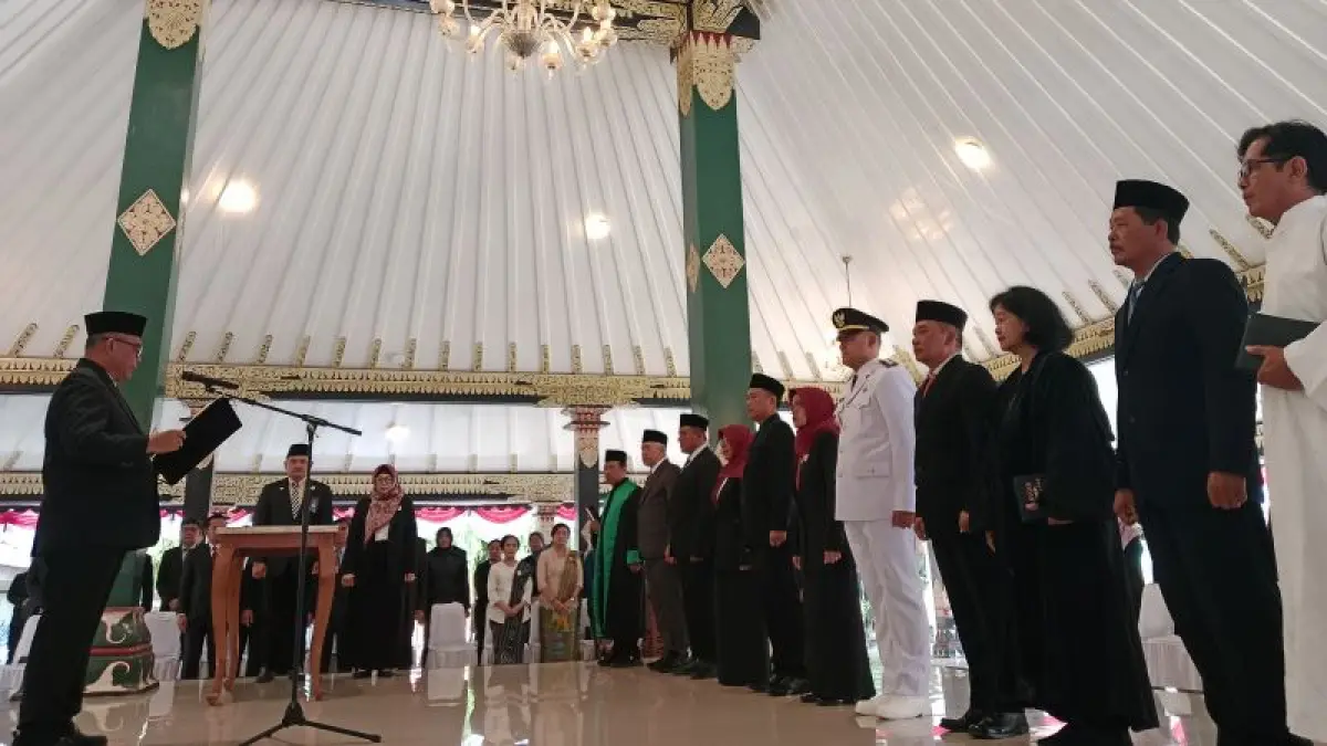 SIMBOLIS: Prosesi pelantikan pegawai di lingkungan Pemkab Sleman beserta Sekda Sleman terpilih di Pendopo Parasamya Selasa (2/6).&nbsp;(Delima Purnamasari/Radar Jogja)