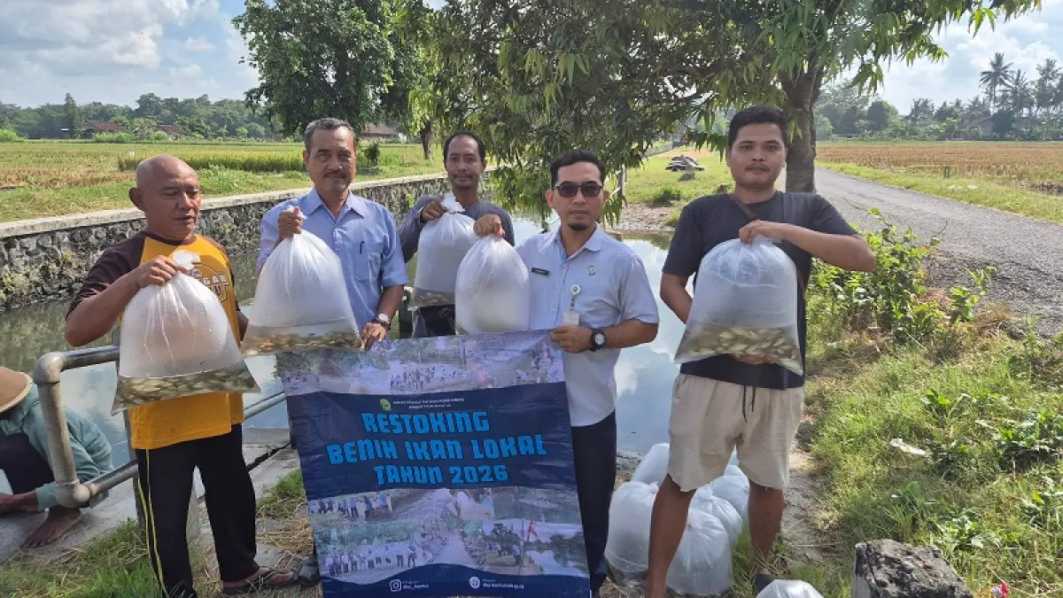 TAMBAH POPULASI: Petugas di lapangan akan menebar benih ikan yang disebar di tiga lokasi. Dokumentasi DKP Bantul
