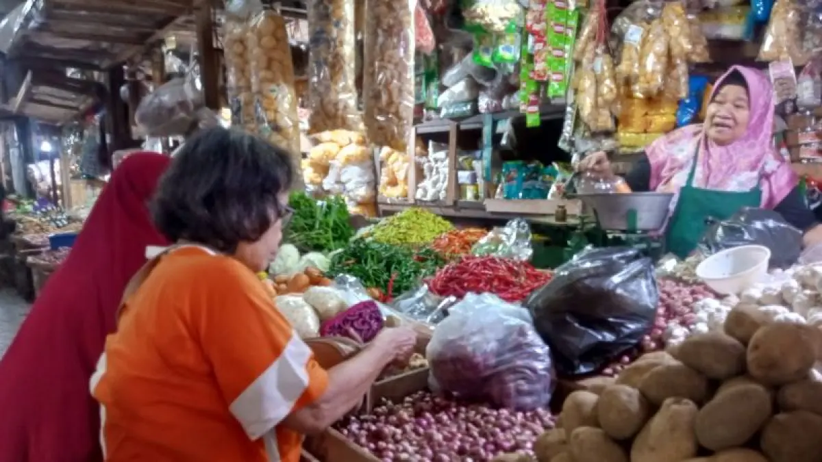 TERSEDIA: Berbagai komoditas yang dijual di Pasar Argosari Wonosari Selasa (2/6).&nbsp;(Yusuf Bastiar/Radar Jogja)