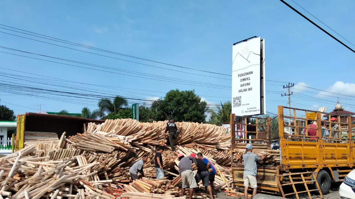 Truk bermuatan kayu terguling di Jalan Magelang-Purworejo, Selasa dini hari (2/6).

&nbsp;