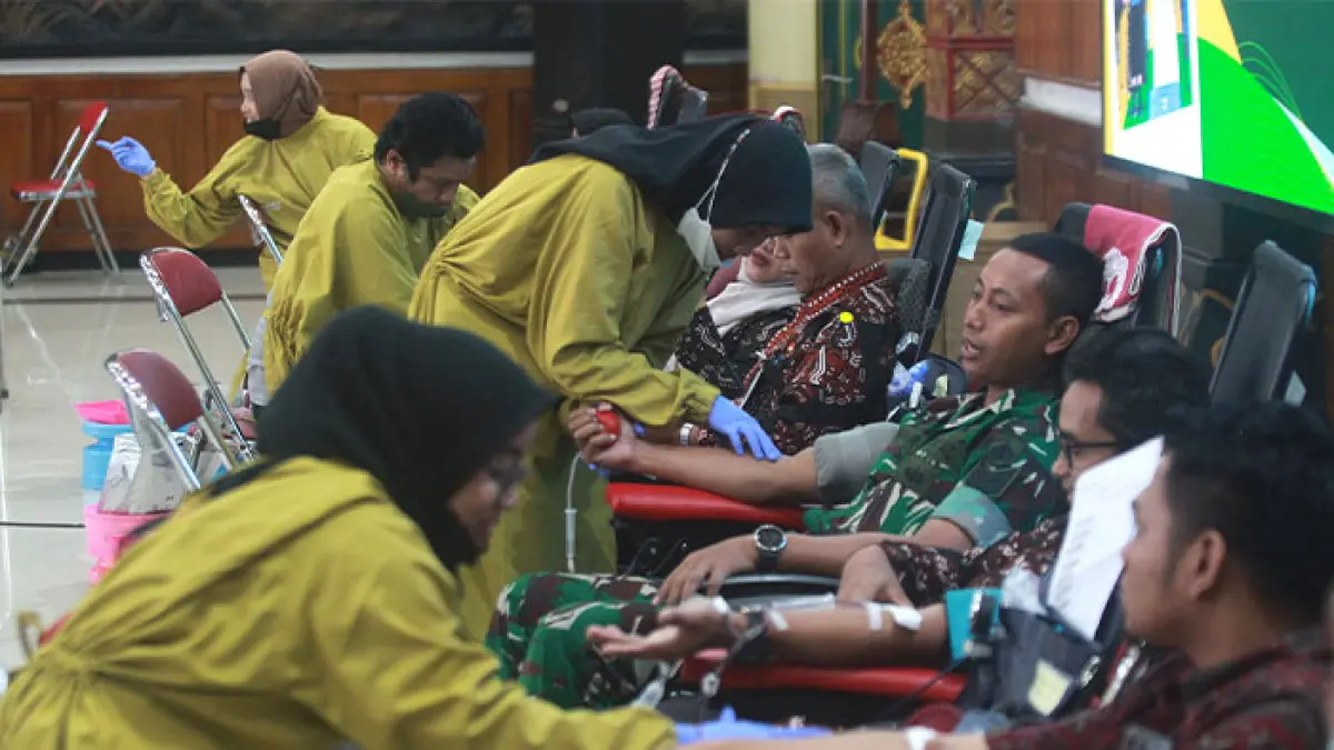 UNTUK SESAMA: Peserta mengikuti kegiatan donor darah dan pemeriksaan kesehatan secara gratis dalam rangkaian HUT ke-79 Pemkot Jogja di kompleks Balai Kota Jogja, kemarin (2/6). (Guntur Aga/Radar Jogja)