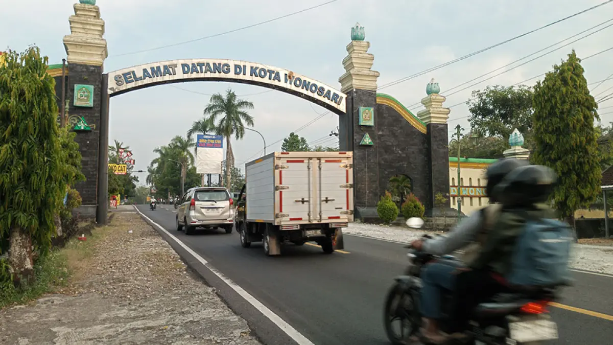 &nbsp; &nbsp; &nbsp;Warga Gunungkidul sedang melintasi ruas jalan Wonosari. &nbsp; &nbsp; &nbsp;Yusuf Bastiar/Radar Jogja
