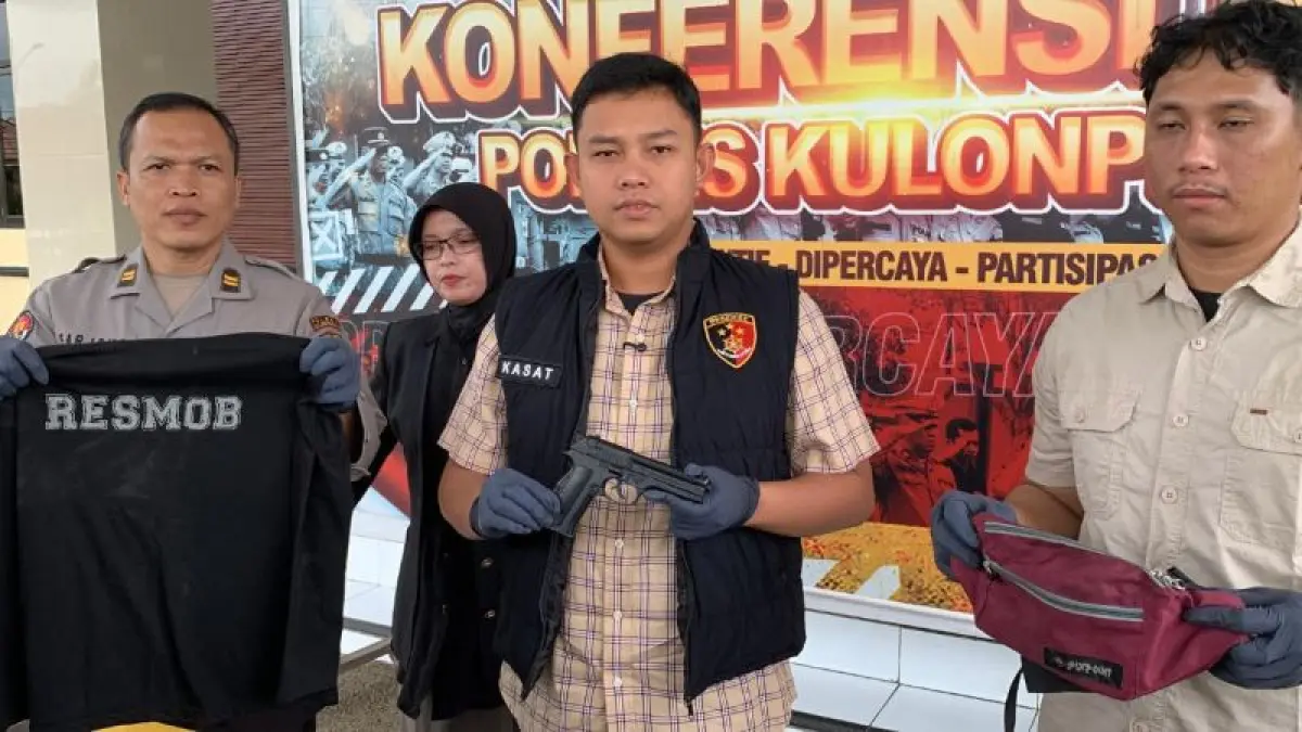 ANGKAT: Kasatreskrim Polres Kulon Progo memperlihatkan barang bukti berupa pistol mainan. (ANOM BAGASKORO/RADAR JOGJA)