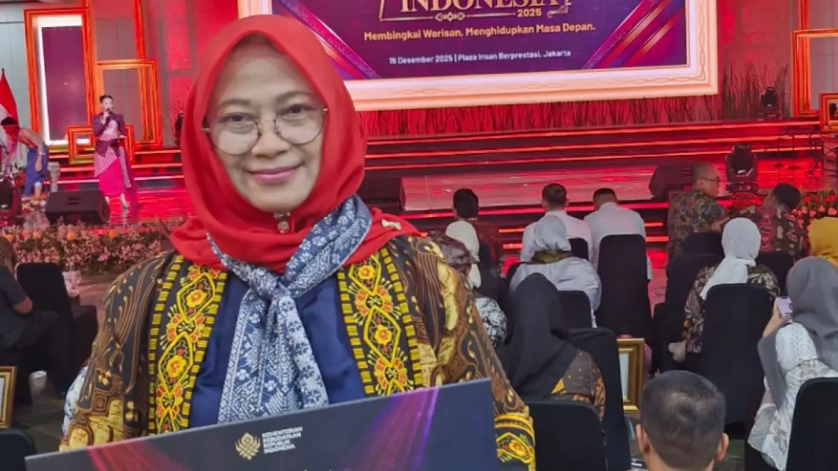 Arie Setyarini menunjukkan sertifikat Warisan Budaya Takbenda (WBTb) Arab Pegon Pondok Pesantren Al Kahfi, Somalangu yang diterima dari Meteri Kebudayan, Fadli Zon. (Dokumentasi Disparbud Kebumen)