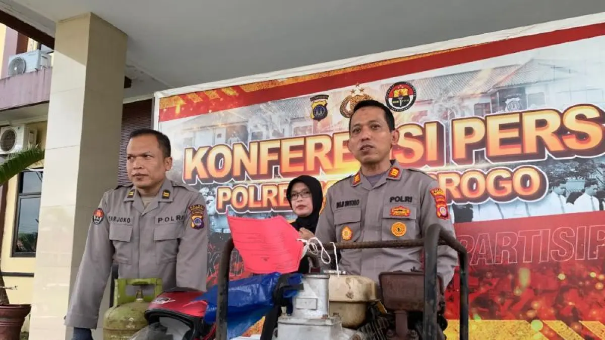 BARANG BUKTI: Kapolsek Panjatan menunjukkan barang yang dicuri oleh kedua pelaku. (ANOM BAGASKORO/RADAR JOGJA)